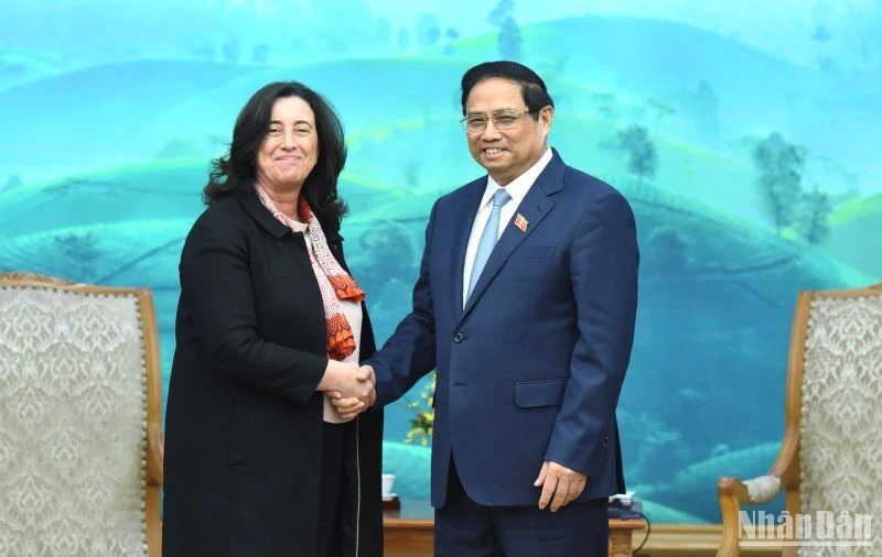 Thủ tướng Phạm Minh Chính đón bà Manuela Ferro, Phó Chủ tịch phụ trách khu vực Đông Á-Thái Bình Dương của Nhóm Ngân hàng Thế giới. 