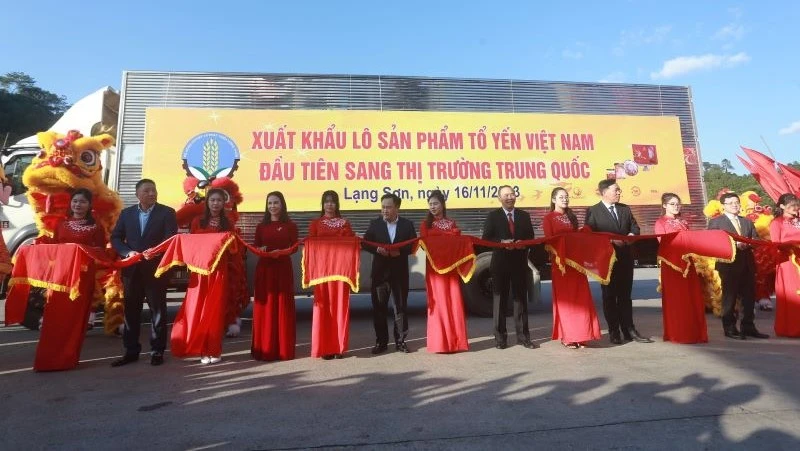 Chiều 16/11, tại Lạng Sơn diễn ra lễ Công bố xuất khẩu lô sản phẩm tổ yến đầu tiên của Việt Nam sang thị trường Trung Quốc.