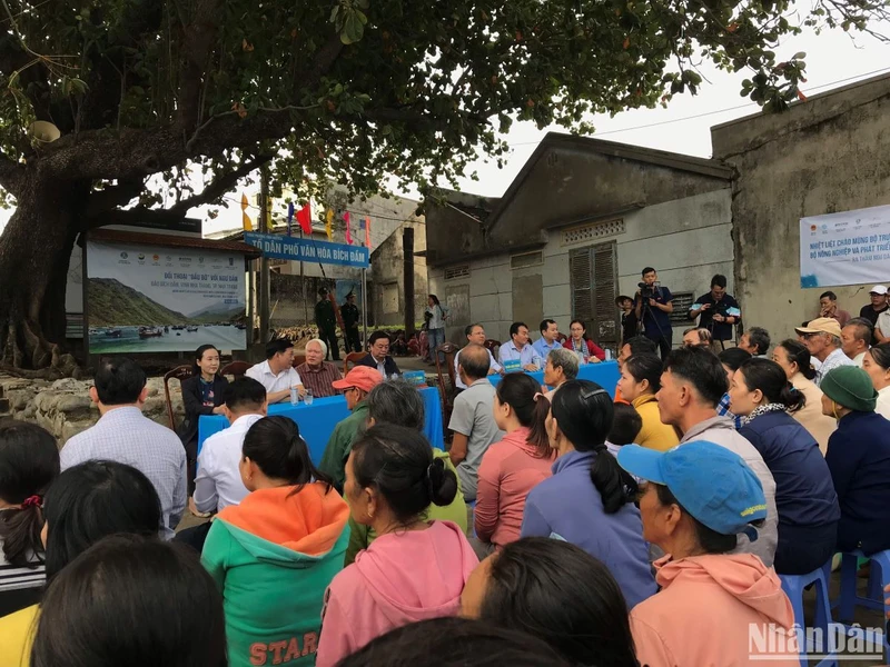 Bộ trưởng Nông nghiệp và Phát triển nông thôn chủ trì đối thoại đầu bờ với ngư dân tại Khánh Hòa. 