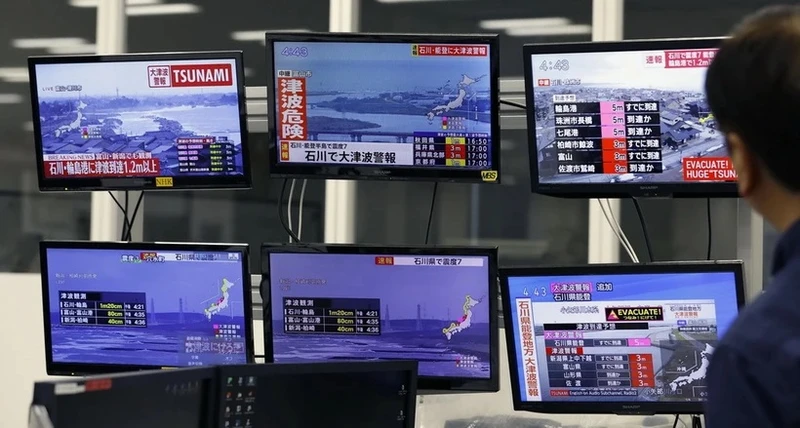 Truyền hình đưa tin về loạt trận động đất tại miền Trung Nhật Bản ngày 1/1/2024. (Ảnh: Kyodo/TTXVN)