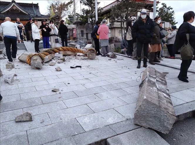 Cổng vào một đền thờ tại Kanazawa, tỉnh Ishikawa, Nhật Bản bị đổ sập sau động đất ngày 1/1/2024. Ảnh: Kyodo/TTXVN