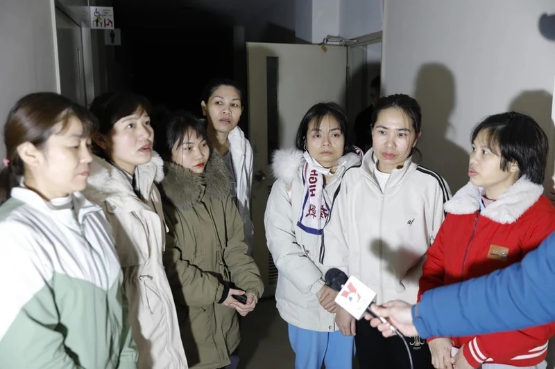 Bảy cô gái gửi lời nhắn bình an với gia đình ở Việt Nam. (Ảnh: TTXVN)