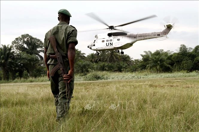 Binh sĩ Lực lượng phòng vệ CHDC Congo gác ở Walikale, nơi một trực thăng thuộc Phái bộ gìn giữ hòa bình LHQ tại CHDC Congo (MONUSCO) cất cánh ngày 3/9/2010. Ảnh tư liệu: AFP/TTXVN