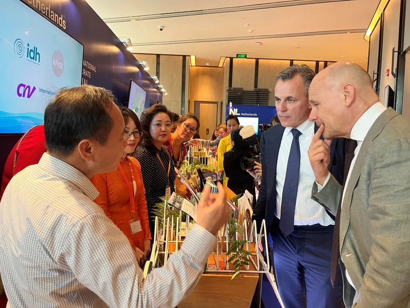 Đại diện IDH Việt Nam trình bày về những sáng kiến nhằm hướng tới cắt giảm lượng khí thải carbon của chuỗi cung ứng tôm và cá tra ở đồng bằng sông Cửu Long.