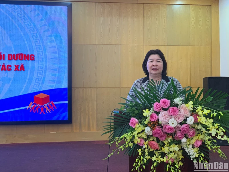 Chủ tịch Liên minh HTX Việt Nam Cao Xuân Thu Vân phát biểu tại Hội thảo.