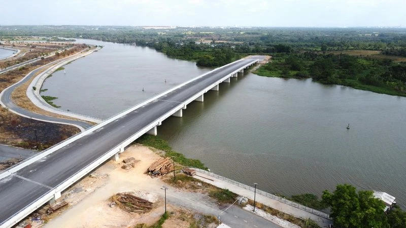 Cầu Vàm Cái Sứt hoàn thành nhưng chưa có đường kết nối với cao tốc Thành phố Hồ Chí Minh-Long Thành-Dầu Giây. 