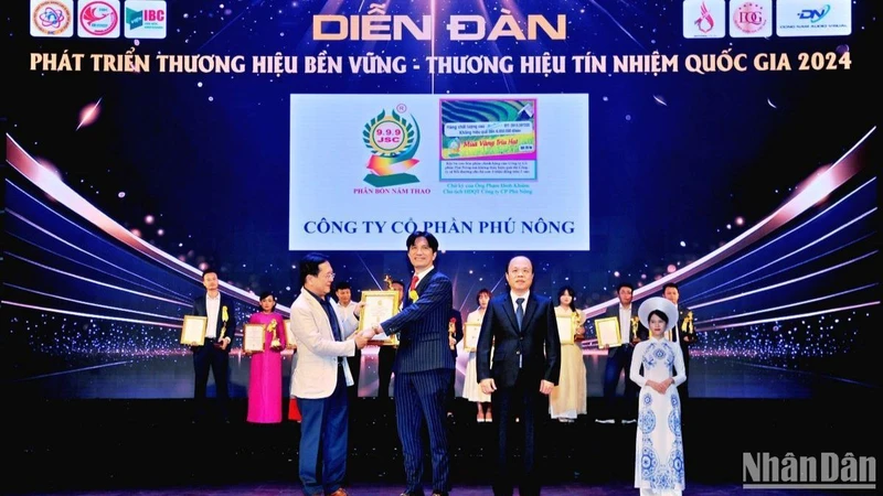 Tôn vinh Top 10 Thương hiệu tín nhiệm quốc gia năm 2024. (Ảnh: LƯƠNG HIỀN)