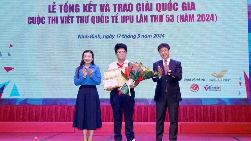 Ban Tổ chức trao giải Nhất cho em Nguyễn Đỗ Quang Minh (lớp 9/1 Trường trung học cơ sở-trung học phổ thông Nguyễn Khuyến, quận Cẩm Lệ, thành phố Đà Nẵng).