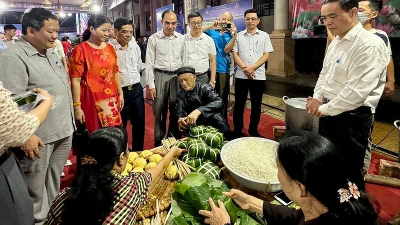 Trình diễn nghề làm bánh chưng của thôn Tranh Khúc, huyện Thanh Trì.
