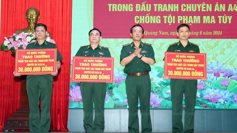 Trung tướng Lê Đức Thái trao thưởng của Bộ Quốc phòng tặng Cục Phòng, chống ma túy và tội phạm Bộ đội Biên phòng, Cục Cửa khẩu Bộ đội Biên phòng, Bộ Chỉ huy Bộ đội Biên phòng Quảng Nam.