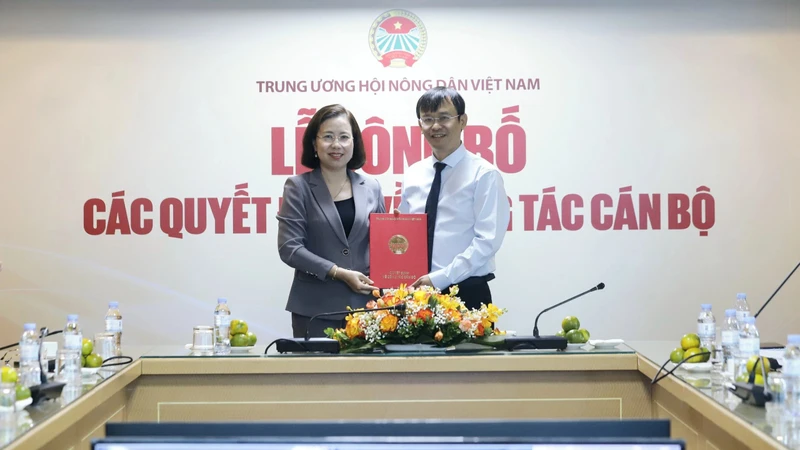 Trao quyết định bổ nhiệm Tổng Biên tập Báo Nông thôn Ngày nay/điện tử Dân Việt