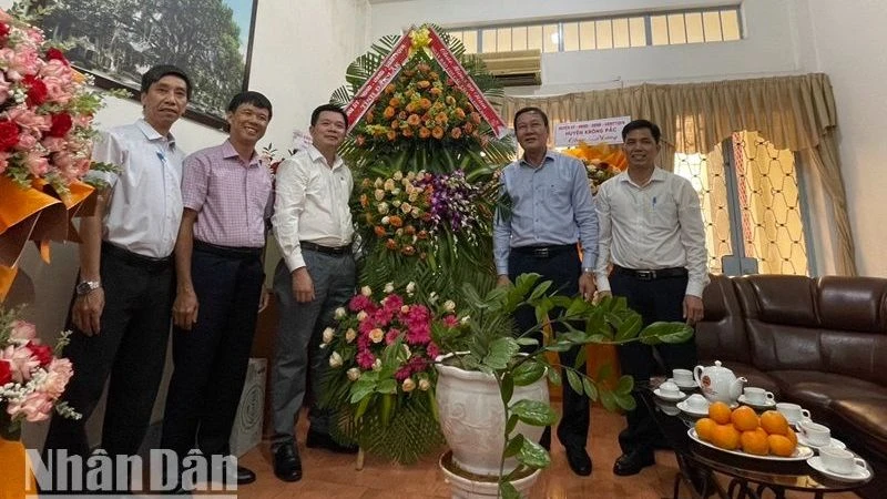 Đồng chí Trần Phú Hùng, Phó Chủ tịch Hội đồng nhân dân tỉnh và các đồng chí trong đoàn đã tặng lẵng hoa tươi thắm chúc mừng Văn phòng đại diện Báo Nhân Dân tại Đắk Lắk nhân dịp kỷ niệm 99 năm Ngày Báo chí cách mạng Việt Nam.