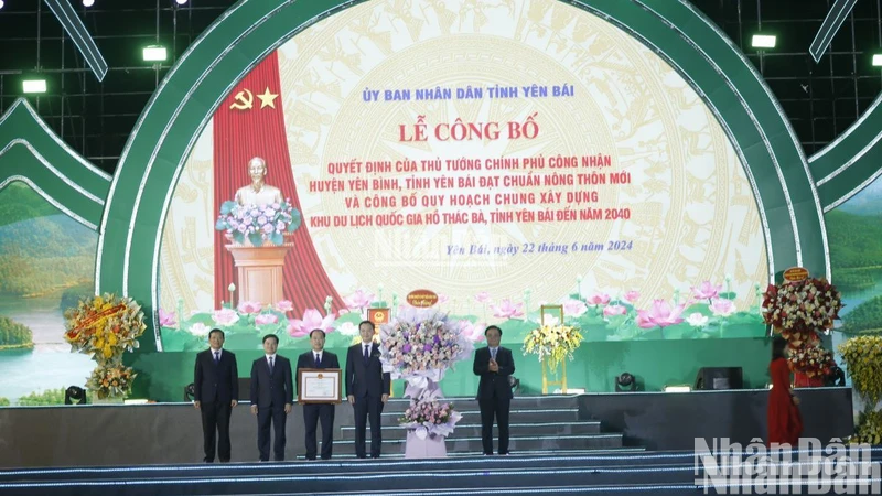 Bộ trưởng Lê Minh Hoan trao bằng công nhận huyện Yên Bình đạt chuẩn nông thôn mới. (Ảnh: THANH SƠN)