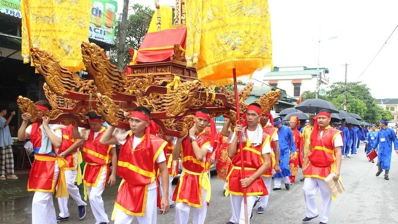 Lễ rước kiệu nghênh thần trong lễ hội đình Trà Cổ.