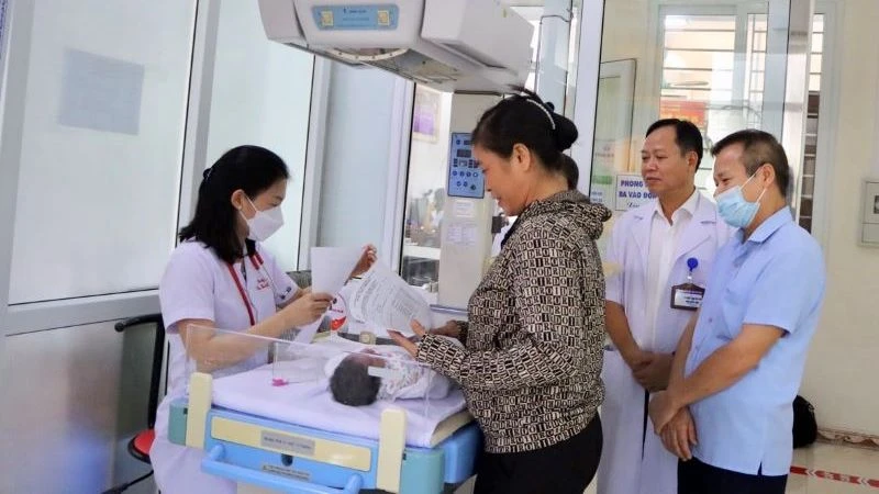 Lãnh đạo CDC Thái Bình giám sát việc triển khai tiêm vaccine BCG phòng bệnh lao cho trẻ sơ sinh. (Ảnh: HOÀNG THÍA)