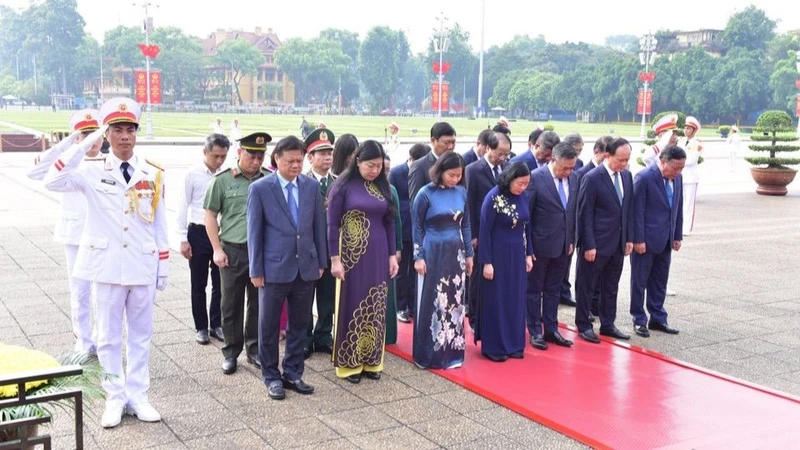 Đoàn đại biểu thành phố Hà Nội tưởng niệm Chủ tịch Hồ Chí Minh.