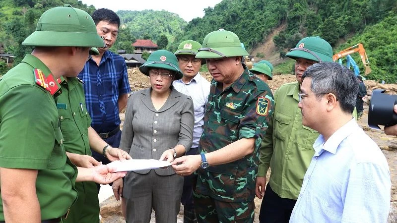 Đồng chí Lò Văn Tiến (thứ ba từ phải sang) Phó Chủ tịch Ủy ban nhân dân tỉnh Điện Biên kiểm tra công tác tìm kiếm cứu nạn tại xã Mường Pồn.