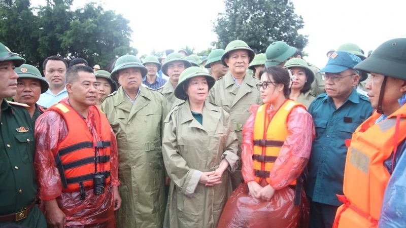 Lãnh đạo thành phố Hà Nội động viên lực lượng làm nhiệm vụ tại xã Cấn Hữu, huyện Quốc Oai.