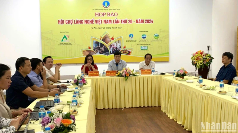 Họp báo chia sẻ thông tin về Hội chợ làng nghề Việt Nam năm 2024.