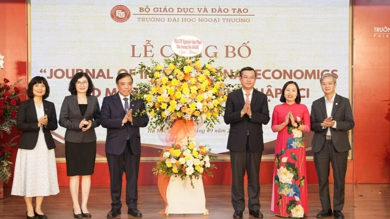 Lãnh đạo Bộ Giáo dục và Đào tạo chúc mừng tạp chí Quản lý và kinh tế gia nhập hệ thống ACI.