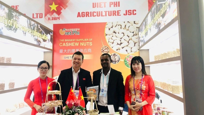 Gian hàng trưng bày sản phẩm nông sản Việt Nam tại Hội chợ Canton Fair được người tiêu dùng quốc tế quan tâm.