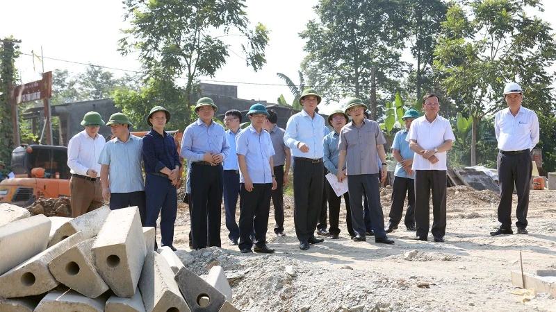 Lãnh đạo tỉnh Tuyên Quang, lãnh đạo các Sở, ngành kiểm tra tiến độ xây dựng khu tái định cư tại xã Tân Thành, huyện Hàm Yên. 