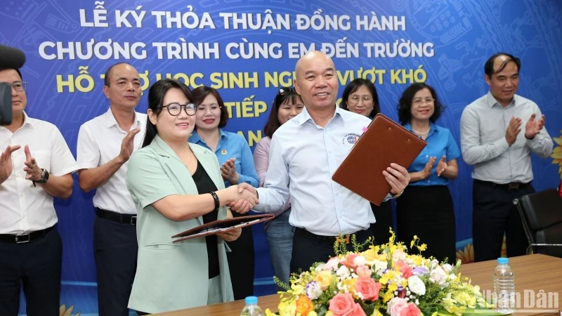 Lễ ký thỏa thuận chương trình hợp tác cùng em đến trường hỗ trợ học sinh nghèo vượt khó giai đoạn 2025-2028.