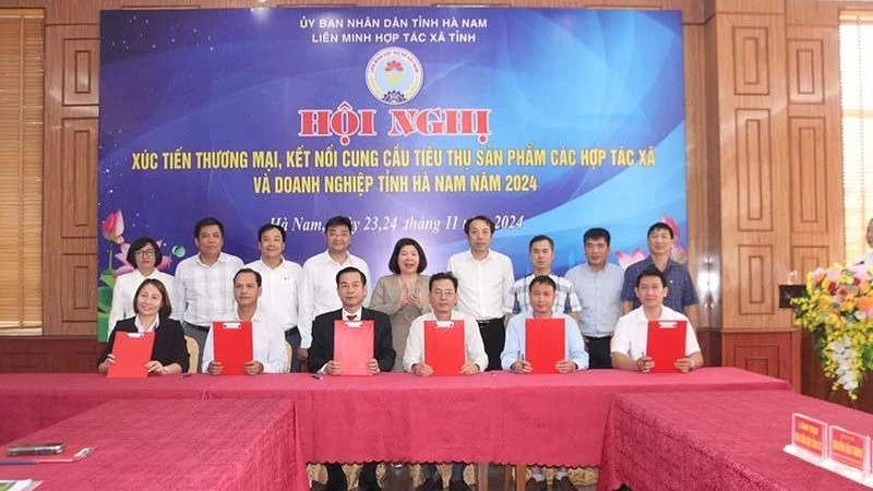 Ký kết biên bản ghi nhớ, hợp đồng hợp tác giữa các đơn vị và hợp tác xã trên địa bàn tỉnh Hà Nam. 