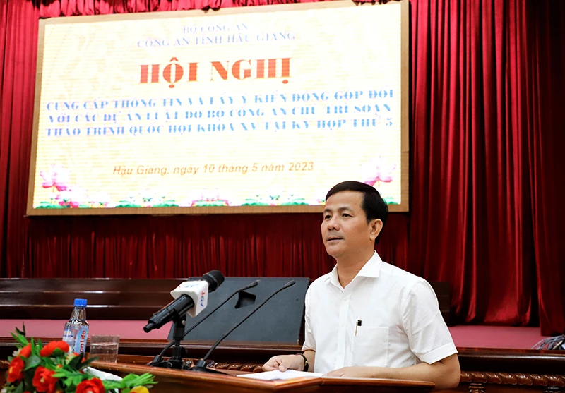 Phó Bí thư Thường trực Tỉnh ủy Hậu Giang Trần Văn Huyến phát biểu tại hội nghị.