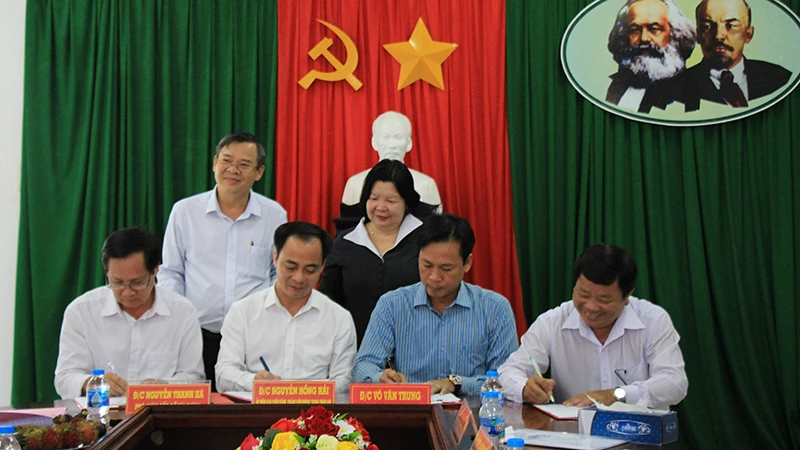 Ký biên bản bàn giao Trung tâm Dạy nghề và hỗ trợ nông dân cho Hội Nông dân tỉnh Hậu Giang.