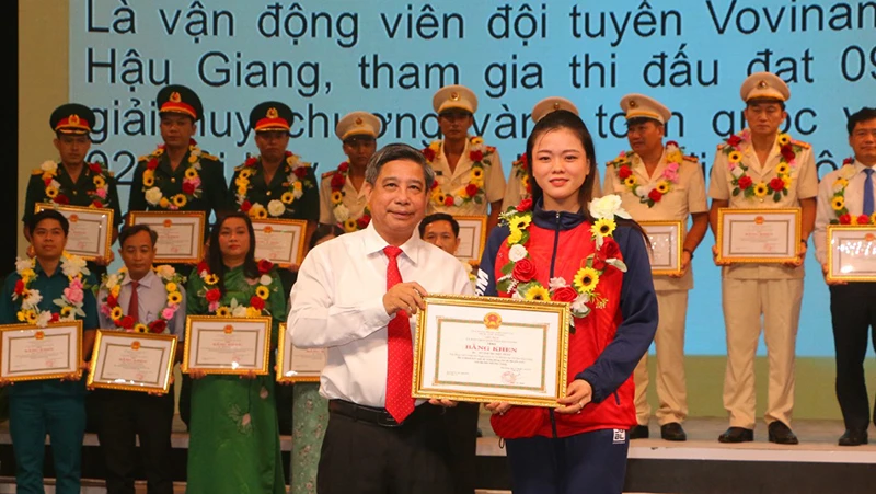 Chủ tịch Ủy ban nhân dân tỉnh Hậu Giang Đồng Văn Thanh tặng Bằng khen cho các cá nhân.