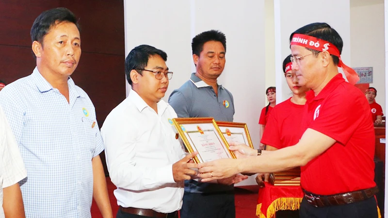 Phó Bí thư Thường trực Tỉnh ủy Hậu Giang Trần Văn Huyến tặng bằng khen cho người hiến máu tiêu biểu.