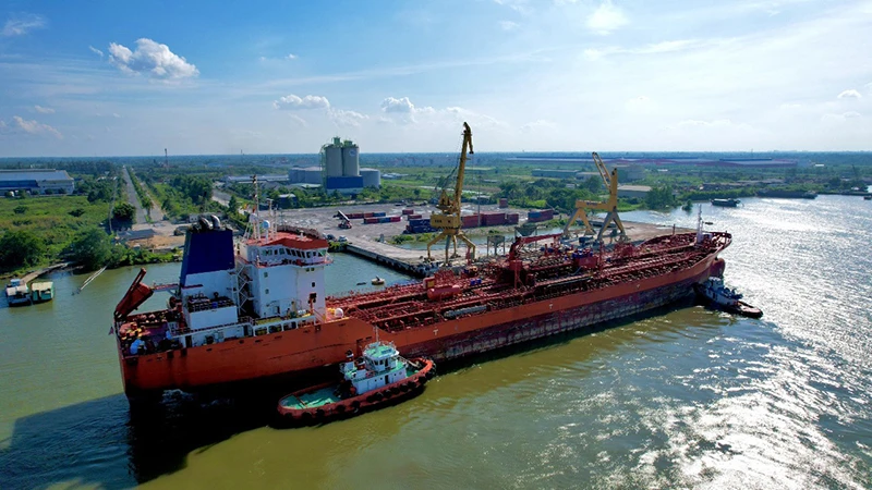 Tàu trọng tải 20.000 tấn vào sông Hậu cập cảng VIMC.