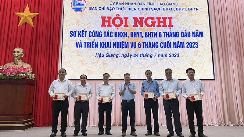Trao Kỷ niệm chương của Bảo hiểm xã hội Việt Nam cho các cá nhân.
