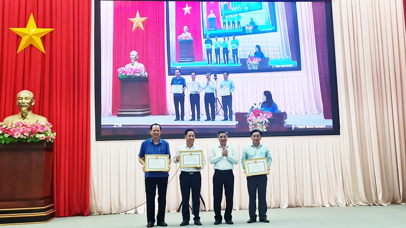 Chủ tịch UBND tỉnh Hậu Giang tặng Bằng khen và tiền thưởng cho 3 tập thể đạt hạng Nhất, Nhì, Ba trong phong trào thi đua.