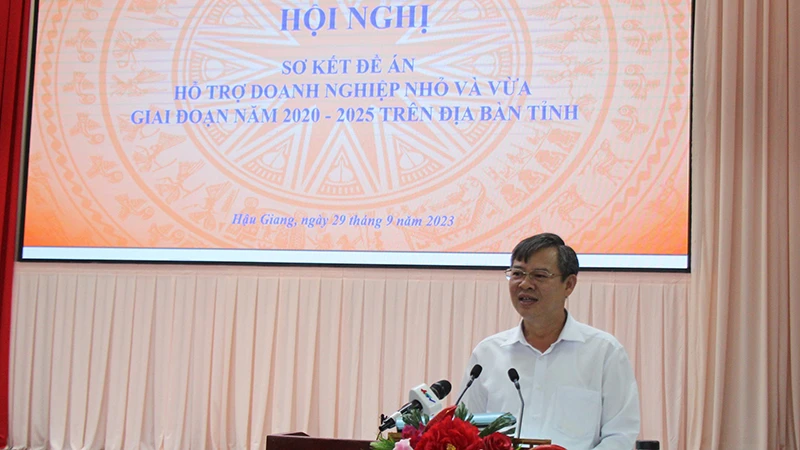 Phó Chủ tịch Thường trực Ủy ban nhân dân tỉnh Hậu Giang Trương Cảnh Tuyên phát biểu tại hội nghị.