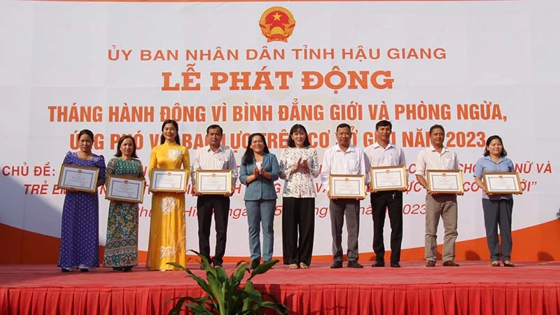 Bà Hồ Thu Ánh, Phó Chủ tịch Uỷ ban nhân dân tỉnh Hậu Giang tặng Bằng khen cho các tập thể
