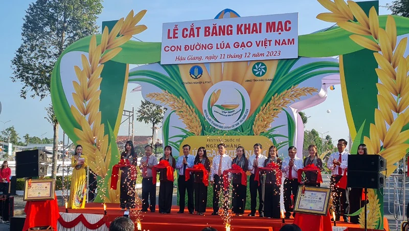 Nghi thức khai mạc triển lãm Con đường lúa gạo Việt Nam.