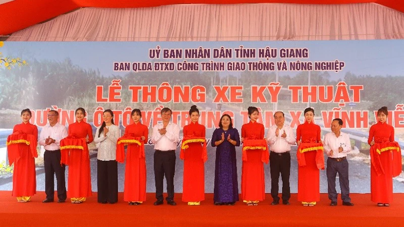 Nghi thức cắt băng thông xe dự án đường ô-tô về trung tâm xã Vĩnh Viễn A.