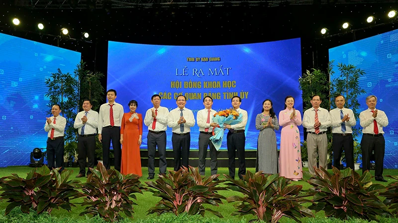 Ra mắt các thành viên Hội đồng Khoa học các cơ quan đảng Tỉnh ủy Hậu Giang.