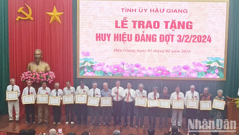 Trao Huy hiệu Đảng tặng các đồng chí cao niên tuổi Đảng.