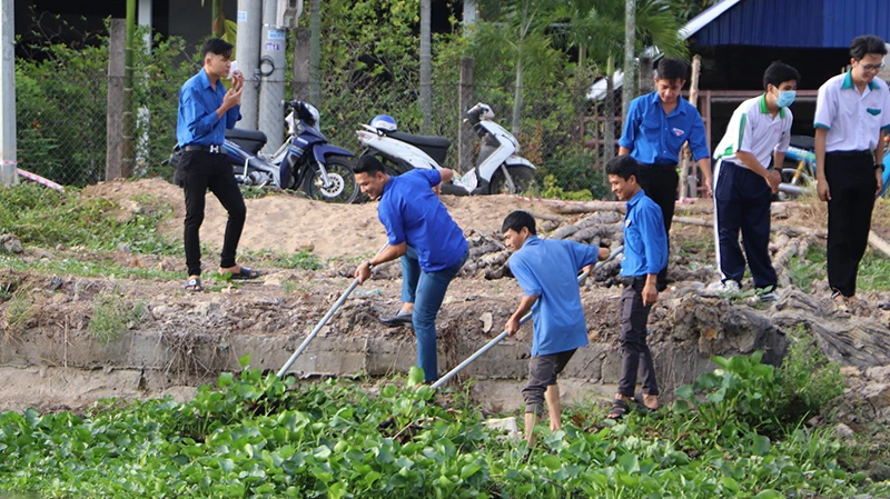 Sau lễ phát động, lực lượng đoàn viên, thanh niên của thành phố Vị Thanh tham gia vệ sinh các tuyến kênh 