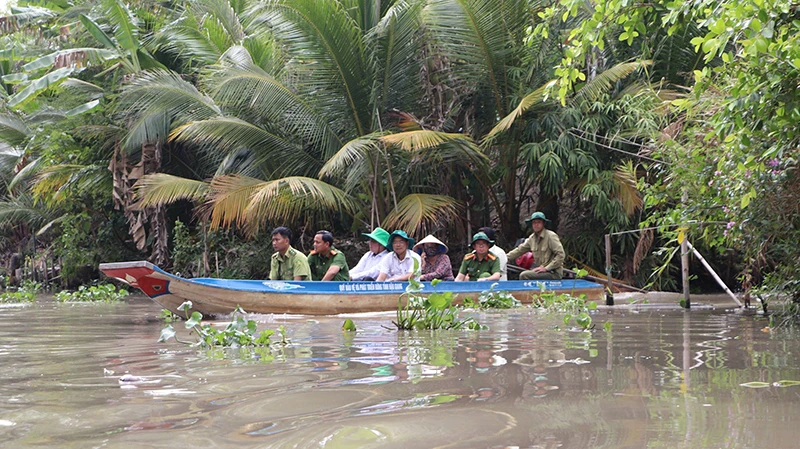 Lực lượng chức năng tuần tra bảo vệ rừng ở Khu Bảo tồn Thiên nhiên Lung Ngọc Hoàng.