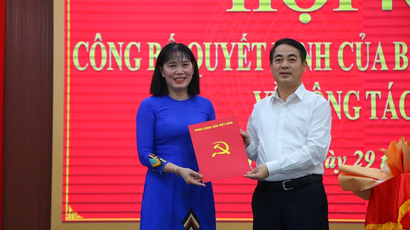 Bí thư Tỉnh ủy Hậu Giang Nghiêm Xuân Thành trao quyết định cho đồng chí Hồ Thu Ánh.