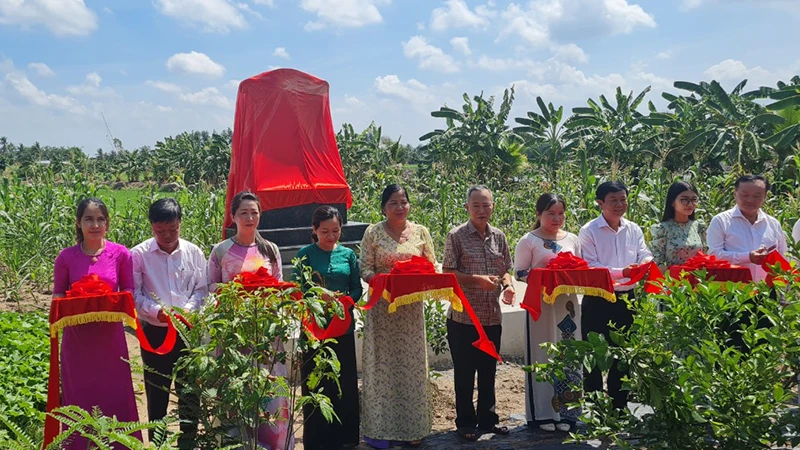 Nghi thức cắt băng khánh thành Bia kỷ niệm Nhà in Giải phóng