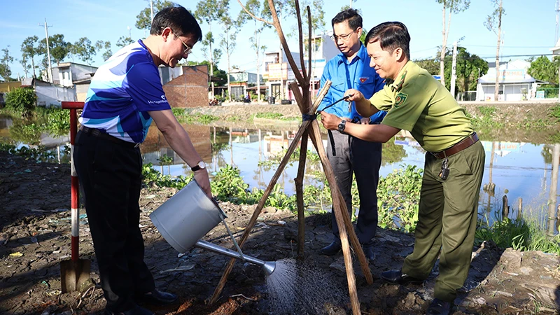 Lãnh đạo tỉnh Hậu Giang tham gia trồng 100 cây Lộc Vừng lá nhỏ trên đường Kênh 62, phường 4, thành phố Vị Thanh.