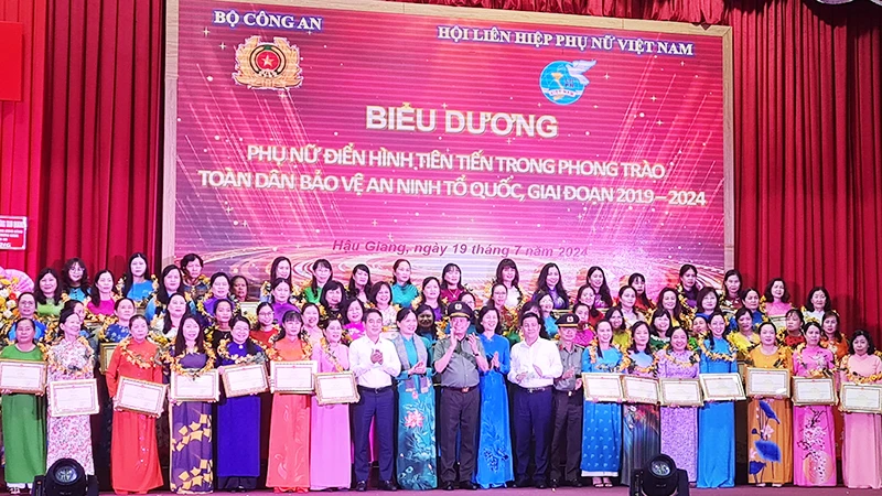 Biểu dương 32 tập thể, 40 cá nhân phụ nữ điển hình trong phong trào toàn dân bảo vệ an ninh Tổ quốc