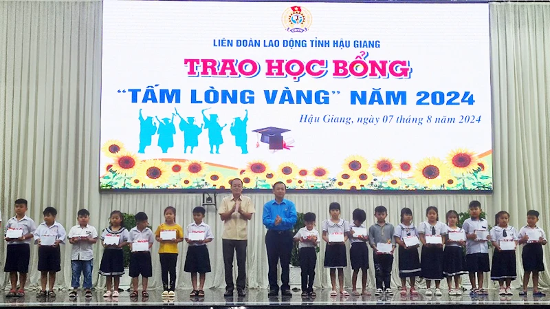 Tặng học bổng cho các cháu ở thành phố Vị Thanh.