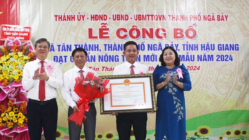 Lãnh đạo tỉnh Hậu Giang trao bằng công nhận đạt chuẩn nông thôn mới kiểu mẫu cho xã Tân Thành.