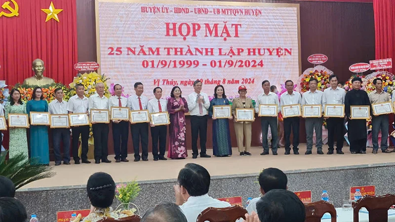 Nhiều tập thể, cá nhân được tặng bằng khen của Chủ tịch Ủy ban nhân dân tỉnh Hậu Giang.